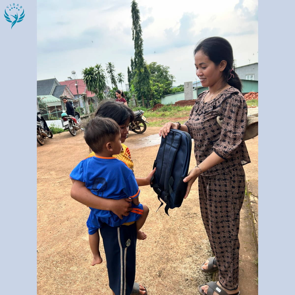 Viban tặng quà cho các em nhỏ khó khăn