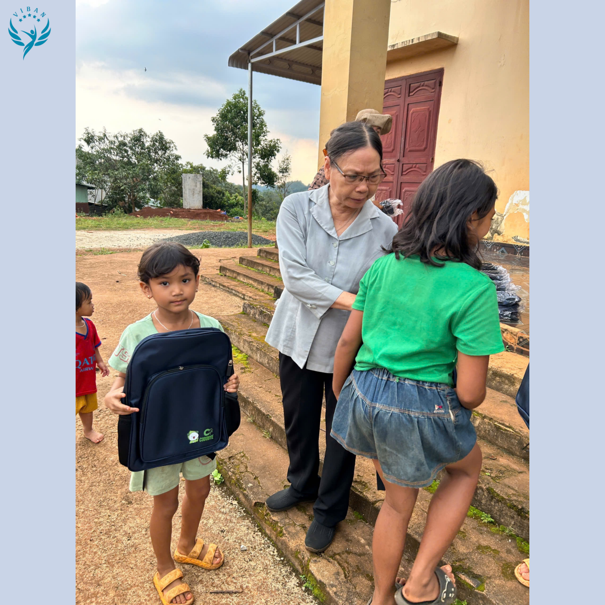 Món quà Viban tặng các em nhỏ là cặp xách