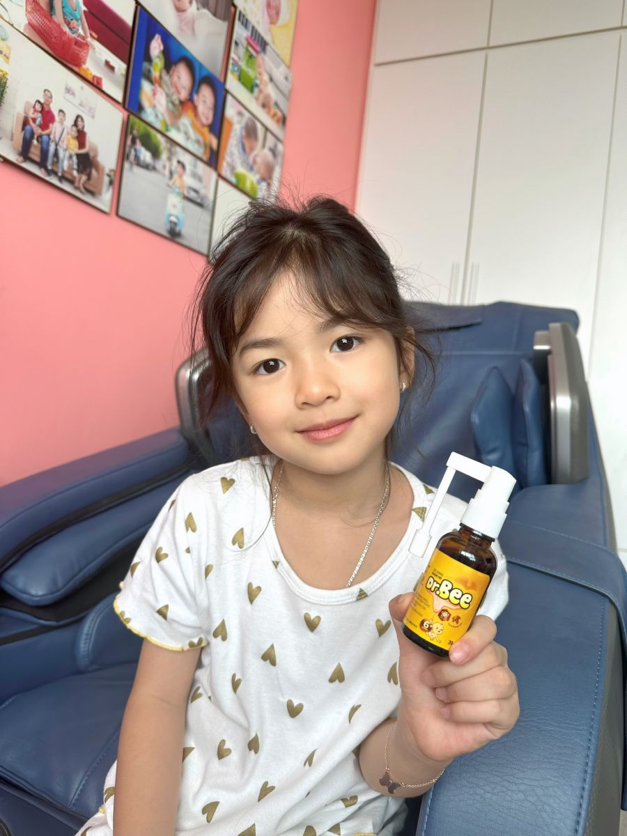 Bé Nara dùng xịt họng Drbee để giảm ho
