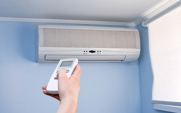 Bật máy lạnh trong thời gian dài có thể gây khô họng và đau họng do không khí khô