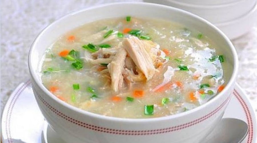 Cháo gà nóng giàu protein và vitamin giúp cơ thể phục hồi nhanh sau khi bị sốt