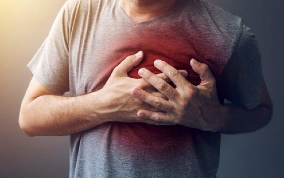 Dấu hiệu nguy hiểm cần đi khám khi sốt cao, khó thở hoặc đau ngực do cảm cúm