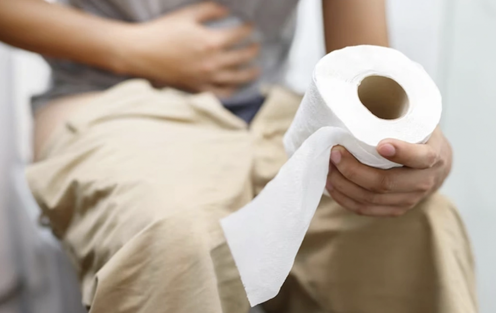 Đi ngoài ra máu, sụt cân, sốt kéo dài hoặc đau bụng tăng dần là dấu hiệu cần đi khám tiêu hóa