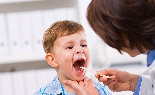 Ho kéo dài kèm khó thở hoặc sốt trở lại là dấu hiệu cần đi khám sớm
