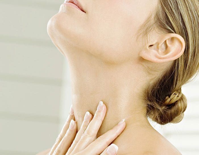 lệch vách ngăn khiến cổ họng bị khô