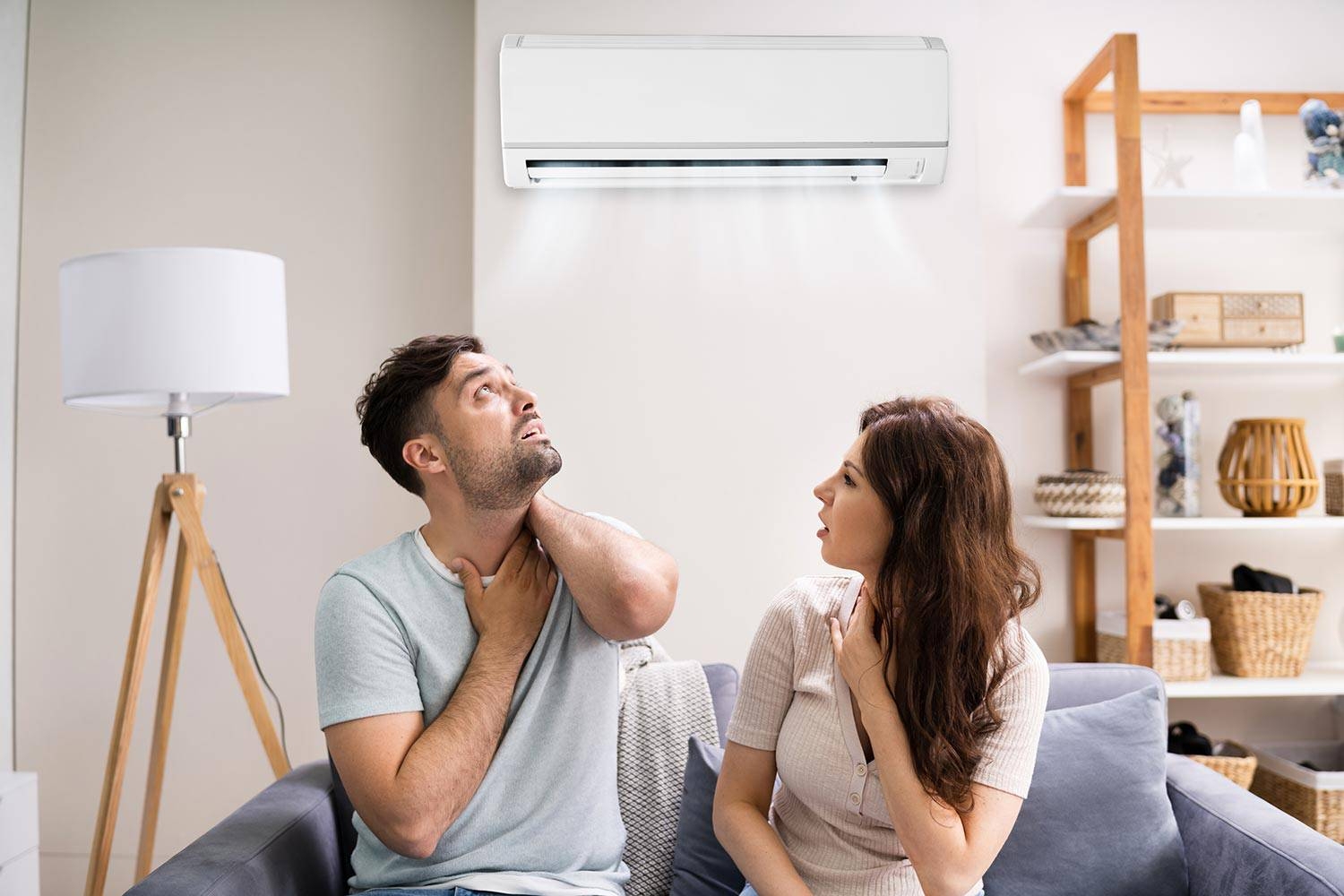 Không khí khô do máy lạnh làm niêm mạc họng mất độ ẩm và dễ bị kích ứng