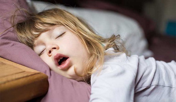 Mũi không thông thoáng khiến thở bằng miệng nhiều hơn và làm họng dễ bị kích thích gây ho