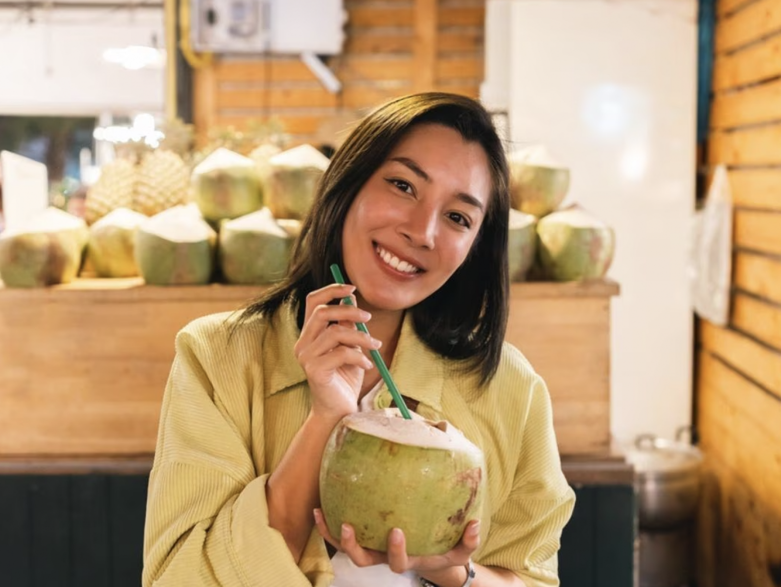 Người bị sốt nên uống nước dừa để bù nước, điện giải và hỗ trợ hạ sốt tự nhiên