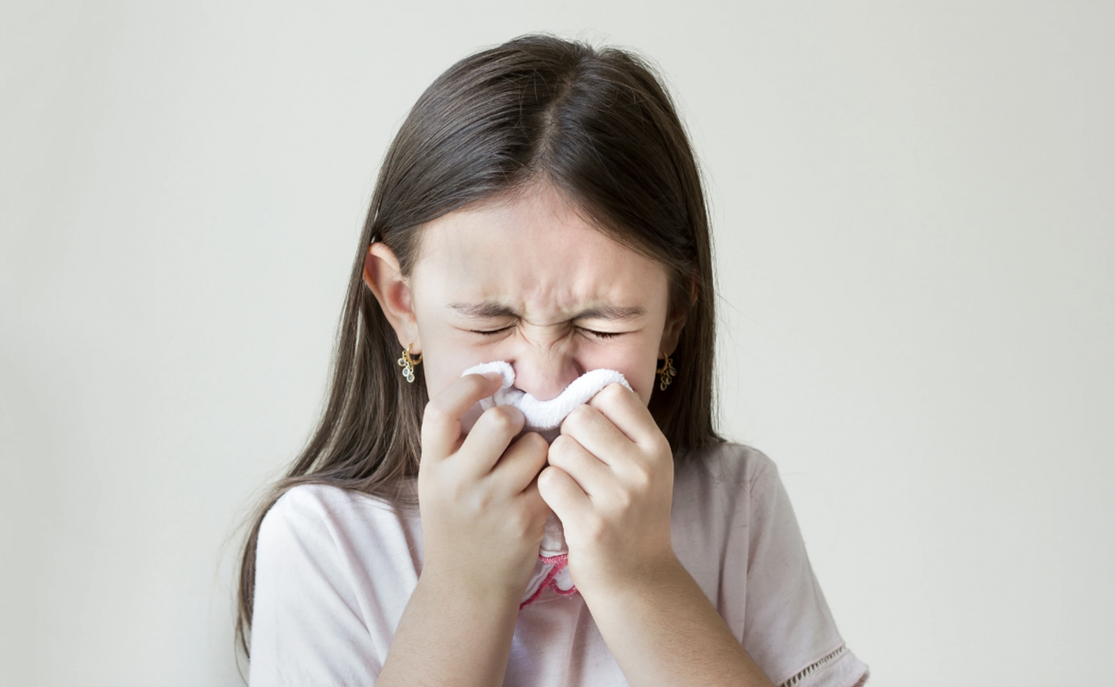 So sánh viêm đường hô hấp trên và viêm phế quản ở trẻ em qua triệu chứng ho và sốt