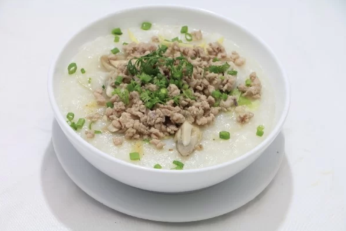 Cơm mềm, cháo, cá hấp, trứng và rau nấu chín giúp người có đường ruột nhạy cảm ăn uống dễ chịu hơn