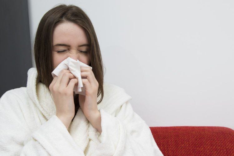 Triệu chứng cảm nhẹ gồm sổ mũi, đau họng và sốt nhẹ do nhiễm virus hô hấp trên