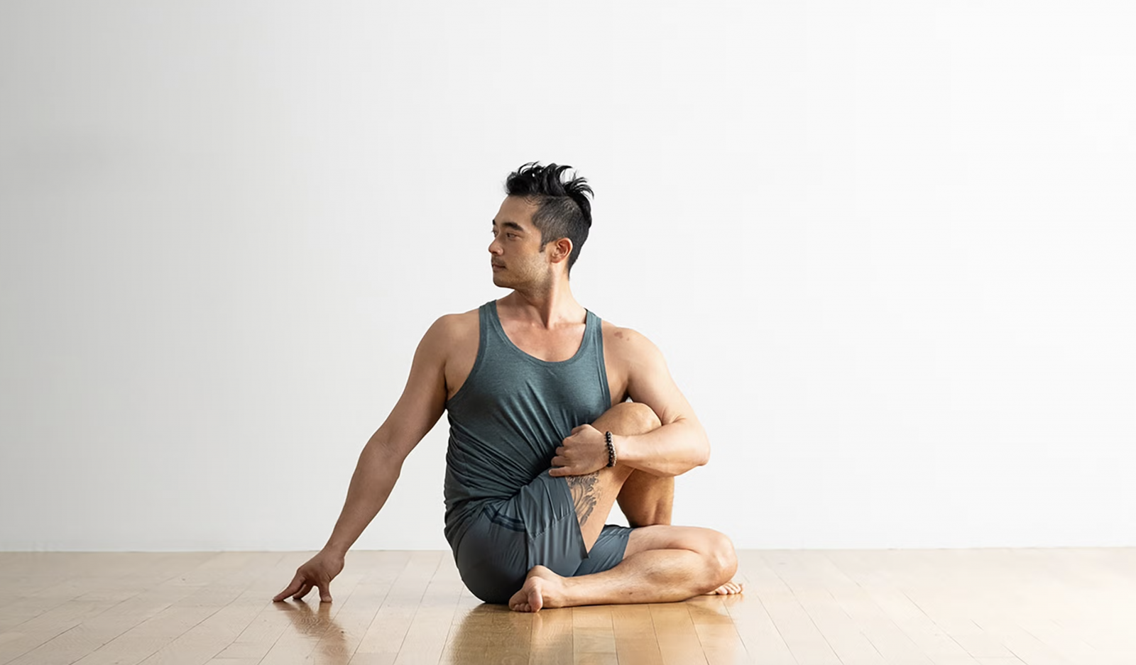 Tư thế vặn cột sống nằm ngửa yoga giúp trị táo bón