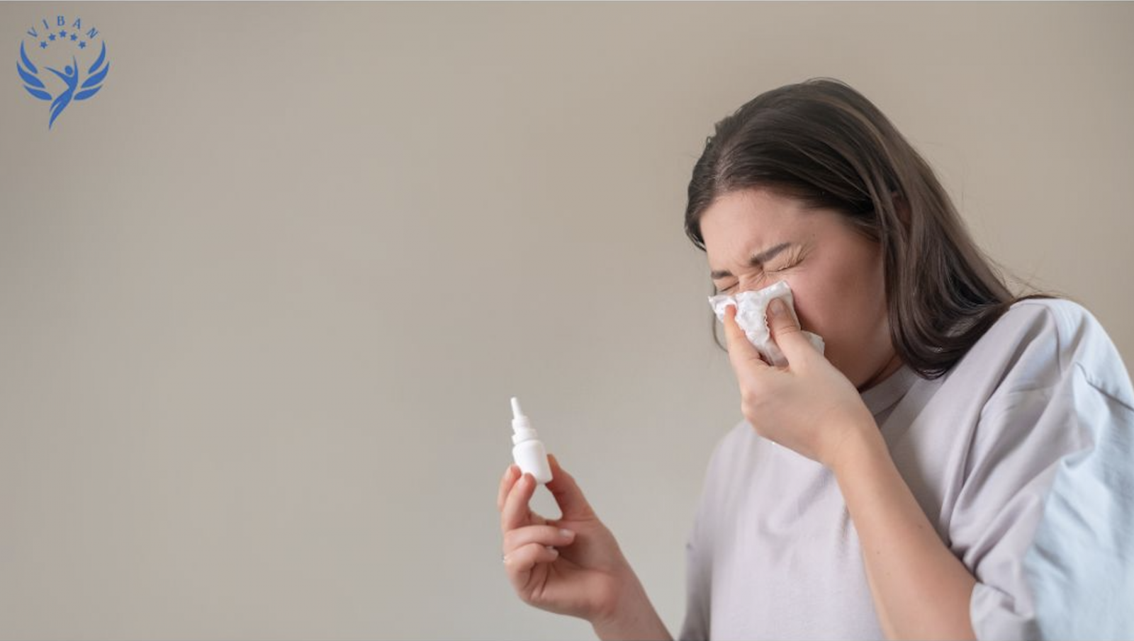 Khi xịt mũi đừng nhắm vào vách ngăn mũi